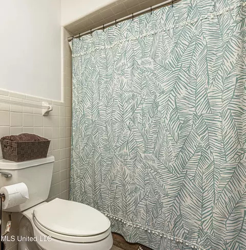 Bath - 2015 Cherokee Dr, Jackson, MS 39211 photo 2 of 5
