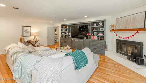 Living - 2015 Cherokee Dr, Jackson, MS 39211 photo 4 of 5