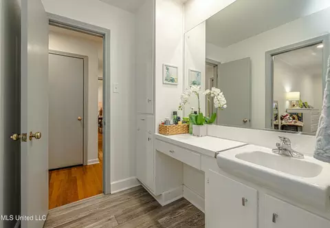 Bath - 2015 Cherokee Dr, Jackson, MS 39211 photo 4 of 5