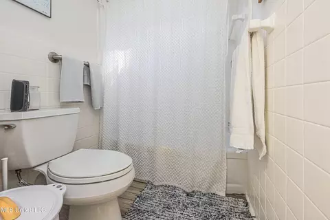 Bath - 2015 Cherokee Dr, Jackson, MS 39211 photo 5 of 5