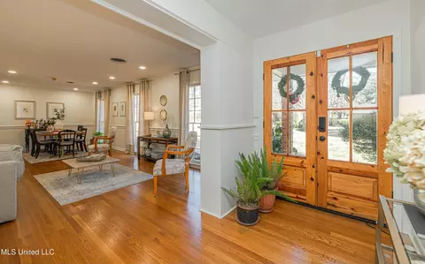 Entry Way - 2015 Cherokee Dr, Jackson, MS 39211 photo 2 of 6