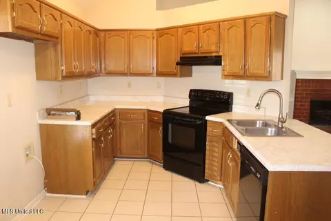 Kitchen - 10152 Fox Gate Dr, Hernando, MS 38632 photo 1 of 1