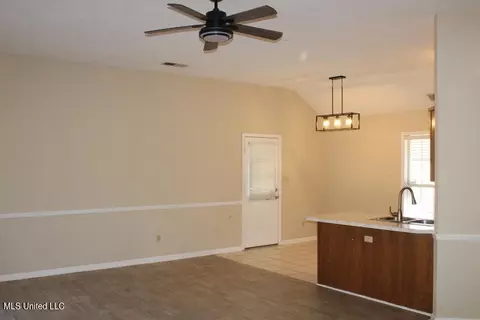 Living - 10152 Fox Gate Dr, Hernando, MS 38632 photo 2 of 3