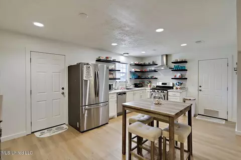 Kitchen - 3236 E Lisa Dr, Pearl, MS 39208 photo 1 of 2