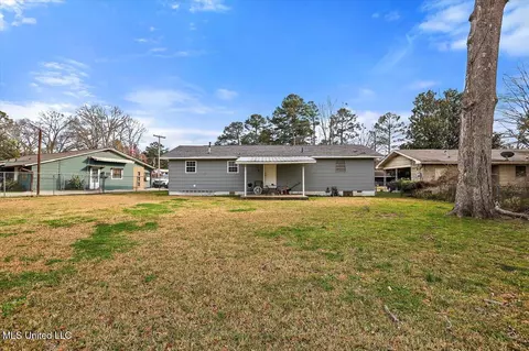 Exterior - 3236 E Lisa Dr, Pearl, MS 39208 photo 3 of 5