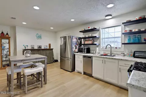 Kitchen - 3236 E Lisa Dr, Pearl, MS 39208 photo 2 of 2
