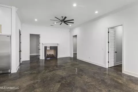 Living - 113 Murrell Dr, Madison, MS 39110 photo 1 of 3