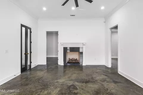 Living - 113 Murrell Dr, Madison, MS 39110 photo 2 of 3