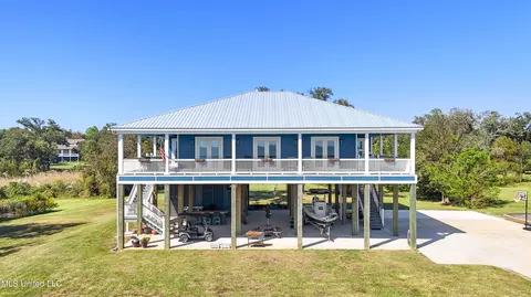 722 S Beach Blvd, Waveland, MS 39576