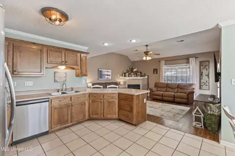 Kitchen - 85 Desoto Ave, Hernando, MS 38632 photo 2 of 3