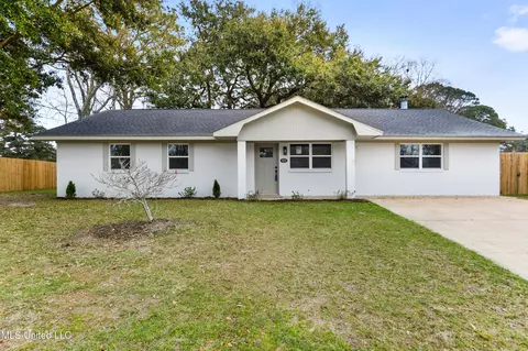 402 Hunter Dr, Ocean Springs, MS 39564