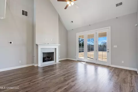 Living - 2923 Liam Ln, Nesbit, MS 38651 photo 3 of 3