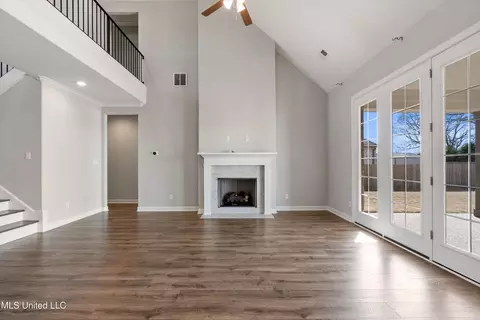 Living - 2923 Liam Ln, Nesbit, MS 38651 photo 2 of 3
