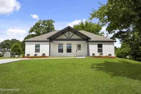 109 N Barnett St, Poplarville, MS 39470