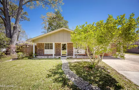 713 Pine Hills Rd, Ocean Springs, MS 39564