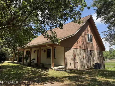 1517 Oak Leaf Cir, Gautier, MS 39553