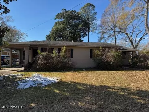 317 N Main St, Poplarville, MS 39470