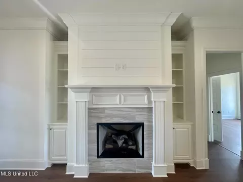Living - 473 Aurora Cir, Canton, MS 39046 photo 2 of 2