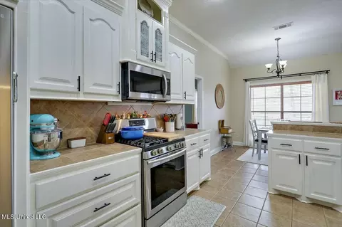 Kitchen - 431 Pinebrook Cir, Brandon, MS 39047 photo 3 of 4