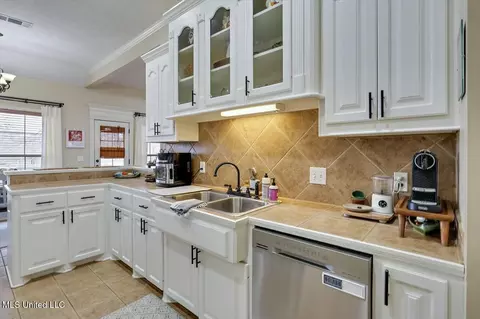 Kitchen - 431 Pinebrook Cir, Brandon, MS 39047 photo 2 of 4