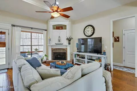 Living - 431 Pinebrook Cir, Brandon, MS 39047 photo 2 of 2