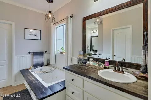 Bath - 431 Pinebrook Cir, Brandon, MS 39047 photo 1 of 3