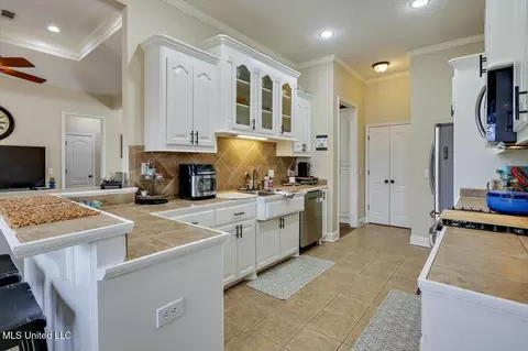Kitchen - 431 Pinebrook Cir, Brandon, MS 39047 photo 4 of 4