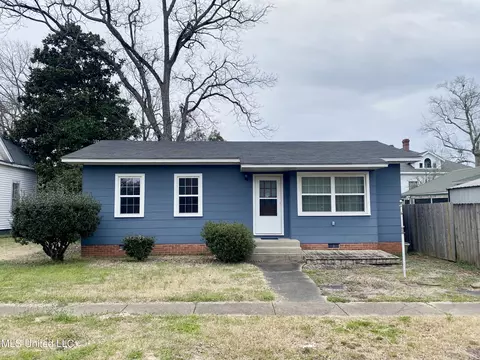 104 N Raymond St, Crystal Springs, MS 39059