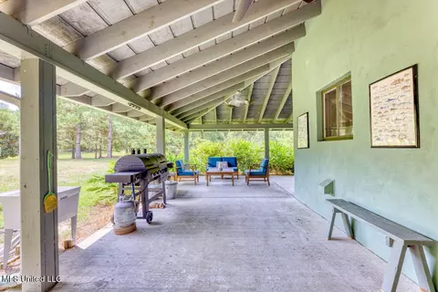 Exterior - 75 Percy Oneal Rd, Mchenry, MS 39561 photo 2 of 10