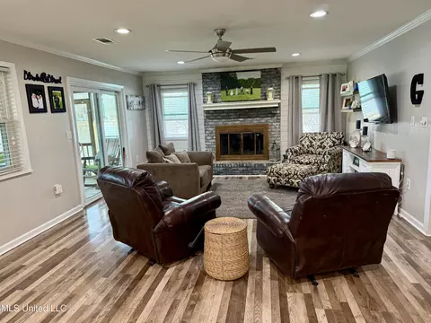 Living - 8466 Crazy Horse Cv, Hernando, MS 38632 photo 1 of 1