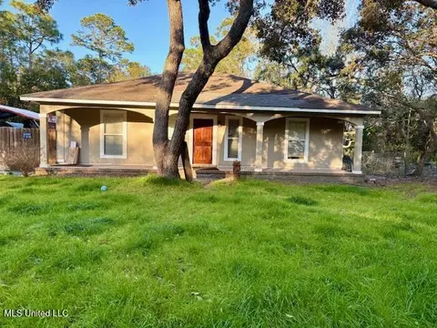 520 Pine St, Ocean Springs, MS 39564