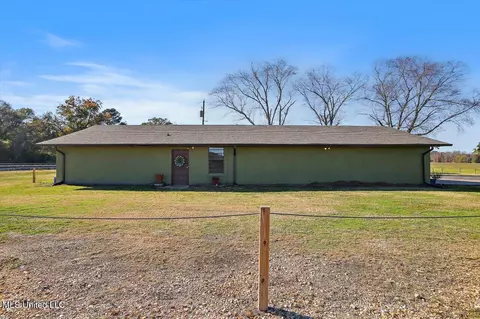 9081 Smith Station Rd, Edwards, MS 39066