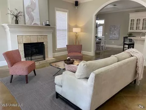 Living - 530 Beacon Cv, Brandon, MS 39047 photo 1 of 2