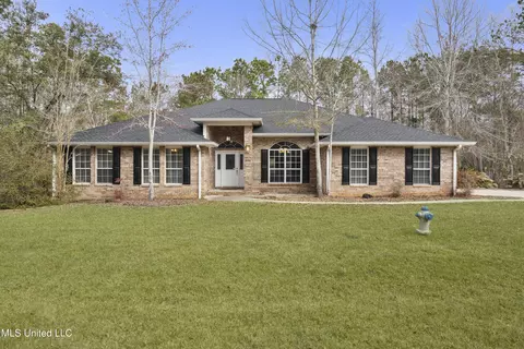 636 Banyan Pl, Diamondhead, MS 39525