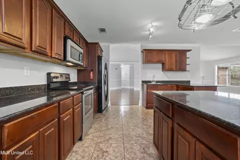 Kitchen - 636 Banyan Pl, Diamondhead, MS 39525 photo 5 of 5