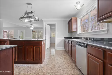 Kitchen - 636 Banyan Pl, Diamondhead, MS 39525 photo 4 of 5