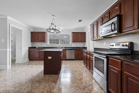 Kitchen - 636 Banyan Pl, Diamondhead, MS 39525 photo 3 of 5