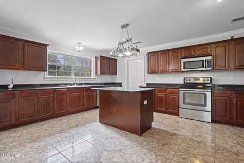 Kitchen - 636 Banyan Pl, Diamondhead, MS 39525 photo 2 of 5