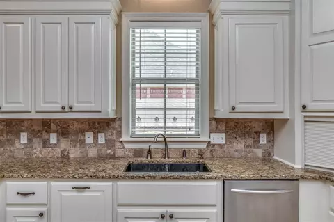 Kitchen - 123 Cavanaugh Dr, Madison, MS 39110 photo 2 of 5