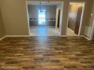 Living - 255 Deerfield Rd, Grenada, MS 38901 photo 2 of 2