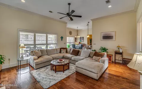 Living - 435 Glendale Pl, Brandon, MS 39047 photo 4 of 5