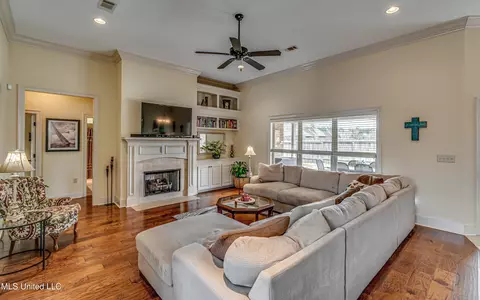 Living - 435 Glendale Pl, Brandon, MS 39047 photo 1 of 5