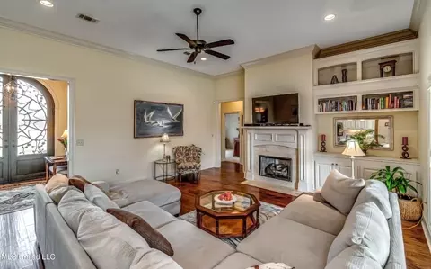 Living - 435 Glendale Pl, Brandon, MS 39047 photo 3 of 5