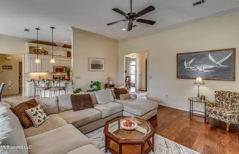 Living - 435 Glendale Pl, Brandon, MS 39047 photo 5 of 5