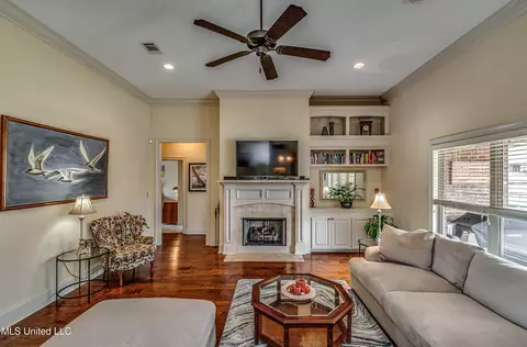 Living - 435 Glendale Pl, Brandon, MS 39047 photo 2 of 5