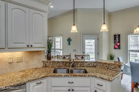 Kitchen - 435 Glendale Pl, Brandon, MS 39047 photo 7 of 8