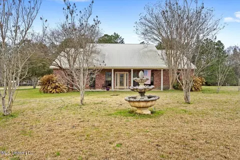370 Taylor Cemetery Rd, Wiggins, MS 39577