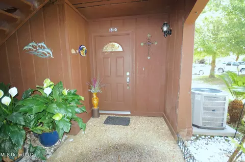 131 Molokai Vlg #G, Diamondhead, MS 39525
