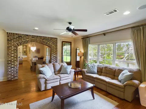 Living - 159 Beaufort Cir, Madison, MS 39110 photo 4 of 5