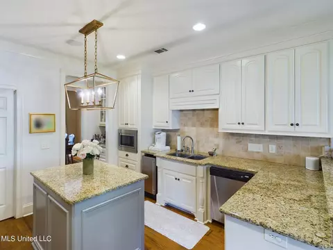 Kitchen - 159 Beaufort Cir, Madison, MS 39110 photo 2 of 2